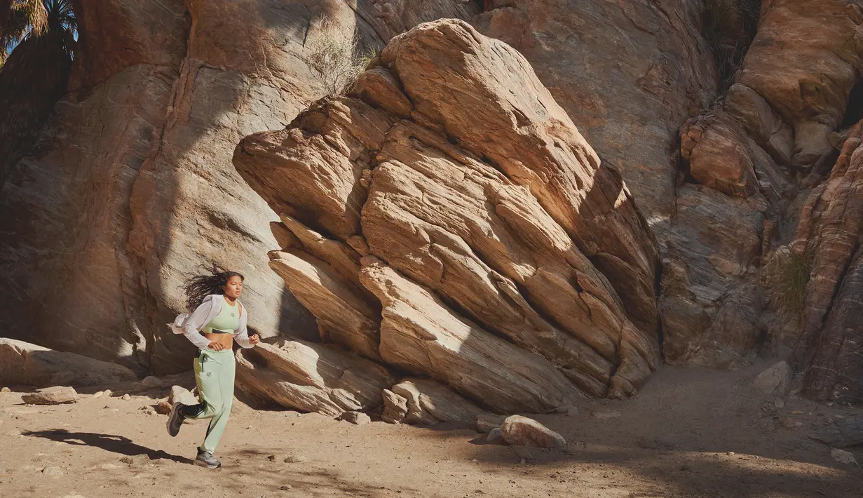 Ada penekanan pada kesederhanaan dan optimalisasi dari koleksi yang meliputi parka, puffer, dan rompi berinsulasi dengan finishing pola 'Storm' yang diwarnai secara halus. [Foto: Document/LOEWE]