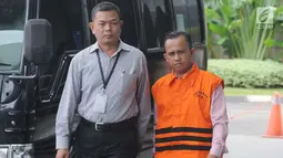 Pengacara Agus Wiratno dikawal petugas saat tiba untuk menjalani pemeriksaan perdana pasca terjaring OTT di gedung KPK, Jakarta, Rabu (21/3). Agus diduga melakukan suap terhadap ketua majelis hakim Wahyu Widya Nurfitri. (Merdeka.com/Dwi Narwoko)