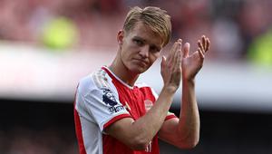Kapten Arsenal, Martin Odegaard memberikan tepuk tangan saat berjalan meninggalkan lapangan setelah laga lanjutan Liga Inggris 2023/2024 melawan Tottenham di Emirates Stadium, London, Inggris 24 September 2023. Arsenal belum lama ini memperpanjang kontrak Odeegard. Meski kontrak awalnya baru habis pada 2025, The Gunners tak ragu untuk memperpanjang kontrak sang pemain hingga 2028. Kini, pemain asal Norwegia tersebut diketahui memiliki gaji sebesar 240 ribu pounds per pekan atau menempati urutan ketiga kapten bergaji tertinggi di Liga Inggris. (AFP/Henry Nicholls)