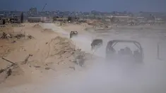 Kendaraan tentara Israel mengangkut sekelompok tentara dan jurnalis di dalam Jalur Gaza selatan, Rabu, 3 Juli 2024. (AP Photo/Ohad Zwigenberg, Pool)