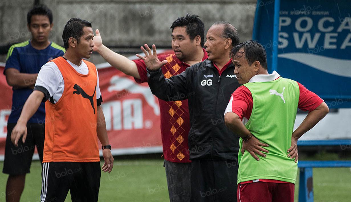 Pelatih asal Belanda, Guus Griet, memberikan pelatihan pada acara Forum Pelatih Liga Bola Indonesia di Sabnani Park, Tanggerang, Banten, Minggu (17/7/2016). (Bola.com/Vitalis Yogi Trisna)