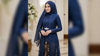 Model Gamis Kombinasi Outer Brokat dan Batik Warna Navy Elegan (AI)