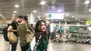 Via Vallen terlihat santai di bandhara Rusia. Beberapa foto di Bandara di Rusia dibagikan pada akun instagramnya. Ia terlihat menganakan baju sporty warna hijau. (Instagram/viavallen)
