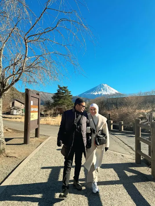 Tampilan serasi Irish Bella dan Haldy Sabri juga terlihat dengan outfit musim dingin hitam putih.[@_irishbella_]