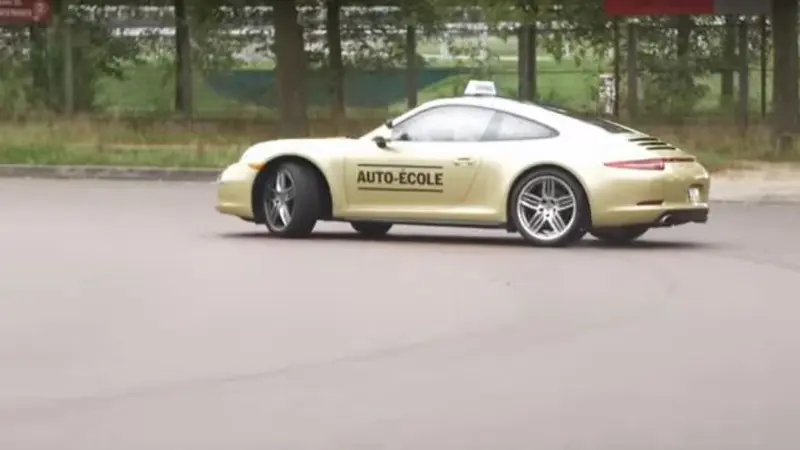 VIDEO: Bikin Heboh, Kursus Setir Mobil Pakai Porsche 911