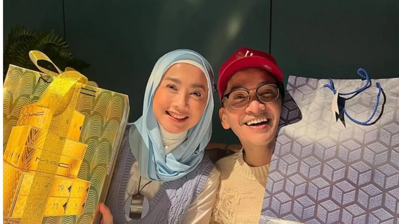 Diisukan Sedang Dekat, 6 Potret Kebersamaan Ruben Onsu dan Desy Ratnasari di Sederet Momen (credit: instagram/isdadahlia)
