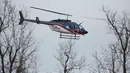 Helikopter Lifteam Air-Evac berangkat dari SMA Marshall County High School di Benton, Kentucky, Amerika Serikat, Selasa (23/1). Polisi mengamankan remaja lelaki berusia 15 tahun dalam penembakan mematikan tersebut. (Ryan Hermens / Matahari Paducah via AP)