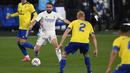 Bek Real Madrid, Dani Carvajal, berusaha melewati pemain Cadiz pada laga Liga Spanyol di Stadion Ramon de Carranza, Rabu (22/4/2021). Real Madrid menang dengan skor 3-0. (AP Photo/Jose Breton)