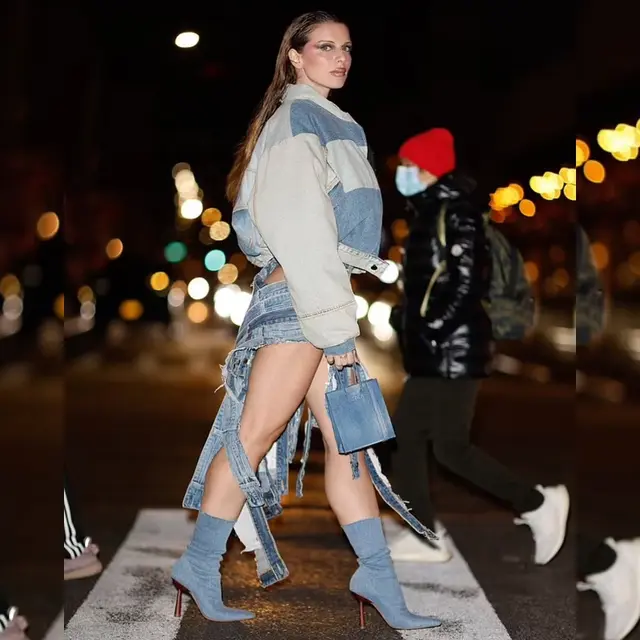 Gaya Julia Fox Pakai Denim Dress Seksi yang Memamerkan Side Boob di Jalanan Kota New York