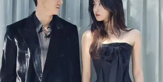 Saat pemotretan bersama Yoo Yeon Seok, Moon Ga Young tampil dengan dress hitam off shoulder dengan aksen pita. Riasan wajahnya pun flawless hanya mengenakan lipstik merah matte. (@m_kayoung)