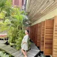 Tampilan Dea Ananda Pamerkan Baby Pump di Bali, Memesona dengan Kain khas Pulau Dewata (Instagram/dea_ananda)