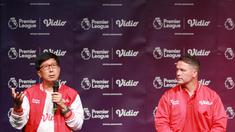 CEO Vidio, Sutanto Hartono (kiri) menjelaskan perihal kedatangan mantan pemain legendaris Inggris, Michael Owen di Jakarta. Kedatangan tokoh legendaris seperti Michael Owen di tengah masyarakat Indonesia khususnya pecinta sepak bola bisa menghadirkan kedekatan dan menginspirasi para generasi muda yang bercita-cita untuk menjadi pemain sepakbola profesional. (Bola.com/M Iqbal Ichsan)