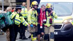 Momen euforia ribuan suporter Liverpool dalam parade kemenangan  Premier League berubah menjadi kepanikan setelah sebuah mobil menerobos kerumunan di pusat kota pada Senin (26/5/2025). (Owen Humphreys/PA via AP)