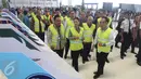 Menteri BUMN Rini Soemarno (tengah) berkeliling usai meresmikan hanggar keempat milik Garuda di area Bandara Soekarno-Hatta, Cengkareng, Tangerang, Senin (28/9). (Liputan6.com/Angga Yuniar)