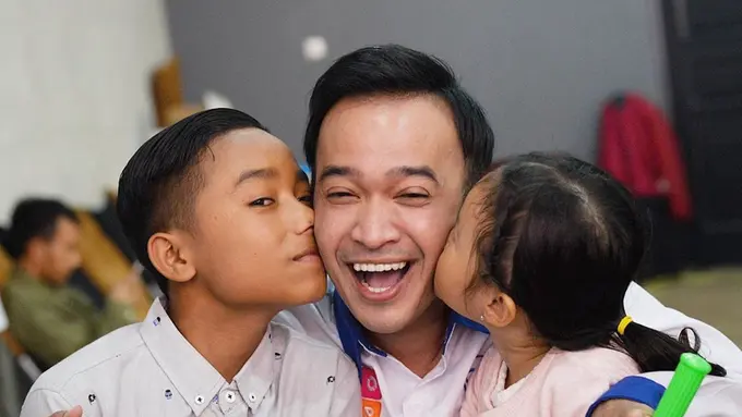 Kedekatan Ruben Onsu Bersama Anak Angkatnya