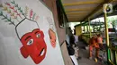 Petugas PPSU Kelurahan Joglo menyelesaikan pembangunan Taman Betawi di kolong Tol JORR W-2 Joglo, Jakarta Barat, Minggu (17/11/2019). Lahan kosong di kolong tol tersebut disulap menjadi taman bernuansa Betawi dilengkapi saung, musala, arena bermain serta hiasan mural 3D. (merdeka.com/Iqbal Nugroho)
