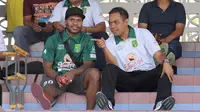 Gelandang Persebaya Surabaya, Nelson Alom mulai menunjukkan perkembangan yang membaik dari cedera lutut yang dialaminya. (Bola.com/Aditya Wany)