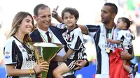 Pelatih Juventus, Massimiliano Allegri, merayakan gelar Scudetto yang ke-33 bersama istri dan anaknya usai mengalahkan Crotone pada laga Serie A di Stadion Juventus, Turin, Minggu (21/5/2017). (EPA/Alessandro Di Marco)