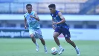 Arsan Makarin saat berlatih dengan Persib Bandung. (Bola.com/Erwin Snaz)