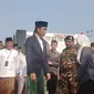 Presiden Jokowi menerima penghormatan dari Pimpinan upacara peringatan Hari Santri 2023, Yaqut Cholil Qoumas usai mengikuti upacara di Tugu Pahlawan Surabaya, Jawa Timur. (Foto: Lputan6/Dicky Agung Prihanto)