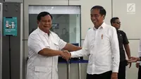 Presiden terpilih Joko Widodo atau Jokowi (kanan) bersalaman dengan Ketua Umum Partai Gerindra Prabowo Subianto saat bertemu di Stasiun MRT Lebak Bulus, Jakarta, Sabtu (13/7/2019). Prabowo mengatakan masyarakat tidak boleh lagi berseteru sebab Pilpres sudah lewat. (Liputan6.com/JohanTallo)