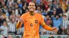 Reaksi kecewa bek Timnas Belanda, Virgil van Dijk setelah gagal memasukkan bola saat adu penalti menghadapi Argentina pada laga perempatfinal Piala Dunia 2022 di Lusail Stadium, Doha (9/12/2022). Virgil van Dijk yang telah membela Liverpool sejak paruh musim 2017/2018 kini dipercaya memegang ban kapten utama The Reds sepeninggal Jordan Henderson. Bersama Timnas Belanda ia juga masih dipercaya sebagai kapten utama sejak 2018 menggantikan Wesley Sneijder. (AFP/Alberto Pizzoli)