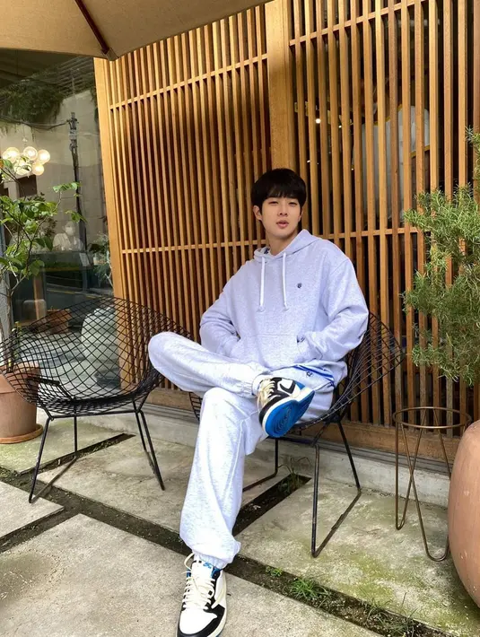 Penampilan sporty Choi Woo Shik satu ini juga bisa ditiru. Menggunakan hoodie serta celana training berwarna senada, gaya aktor drama 'Our Beloved Summer' ini tetap terlihat menawan. (Liputan6.com/IG/@dntlrdl)