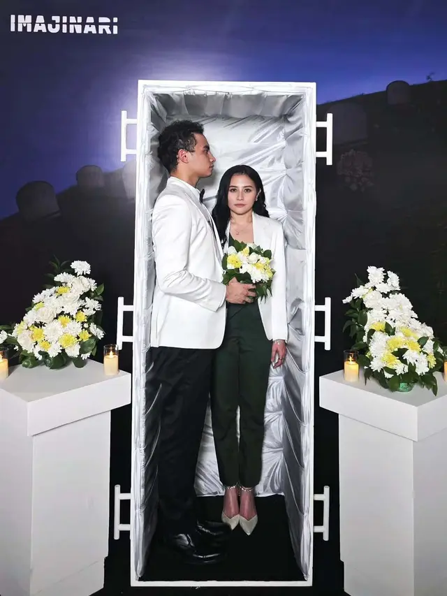 6 Gaya Prilly Latuconsina di Premiere 'Tinggal Meninggal', Kompak Bareng Keluarga Omara Esteghlal