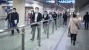 Para penumpang berjalan di Stasiun Metro Jianghan Road, Wuhan, Provinsi Hubei, China, Rabu (22/4/2020). Mulai 22 April 2020, semua transportasi umum di Wuhan kembali beroperasi seperti sediakala. (Xinhua/Xiao Yijiu)