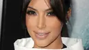 “Aku memutuskan untuk meminjam rahim wanita lain atau (Surrogacy),” ucap Kim di acara reality show keluarganya itu. (AFP/Bintang.com)