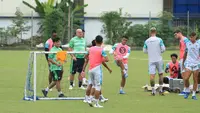 Bojan Hodak (hijau kedua dari kiri) memimpin sesi latihan di Stadion Persib, Jalan Ahmad Yani, Kota Bandung, Sabtu (20/1/2024). (Bola.com/Erwin Snaz)