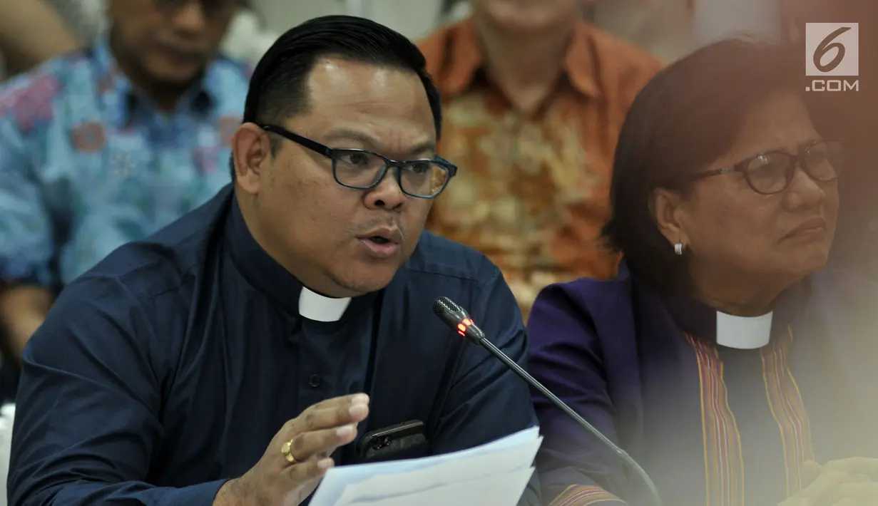 Salah satu tokoh lintas agama menyatakan sikap atas aksi penembakan masjid di Selandia Baru di Jakarta, Rabu (20/3). Para tokoh lintas agama mengecam upaya sebagian kalangan melakukan teror untuk menyebarkan kebencian. (Liputan6.com/Iqbal Nugroho)
