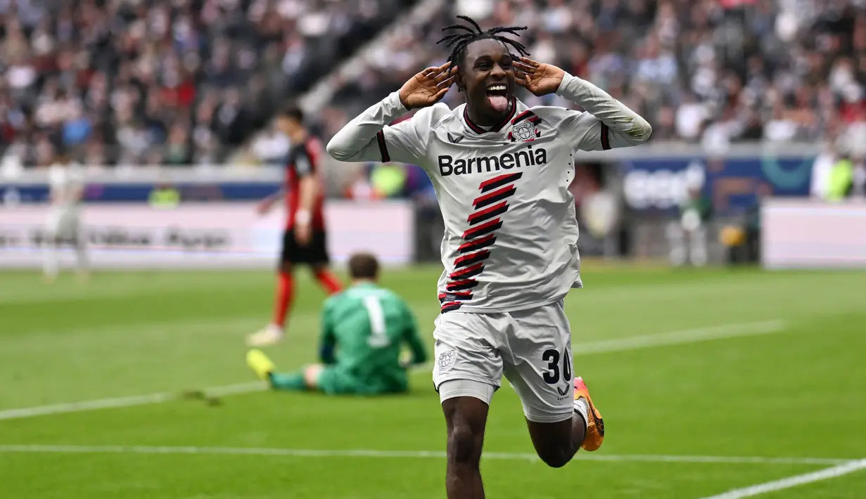 Pemain Bayer Leverkusen, Jeremie Frimpong, melakukan selebrasi setelah mencetak gol ke gawang Eintracht Frankfurt pada laga Liga Jerman di Stadion Deutsche Bank Park, Senin (6/5/2024). (AFP/Kirill Kudryavtsev)