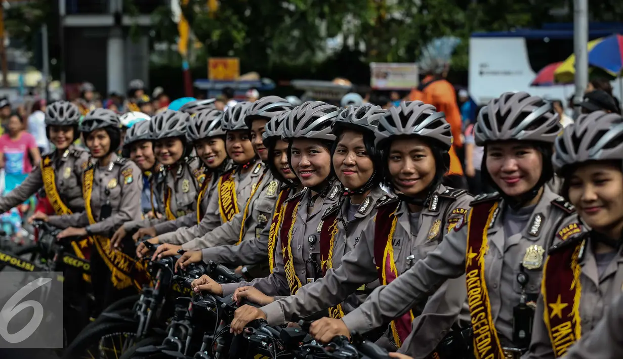 Sejumlah polwan berpose sebelum melakukan patroli di kawasan Bunderan HI, Jakarta (15/1). Patroli bersepeda oleh polwan itu untuk memberikan rasa nyaman kepada warga yang beraktivitas dalam HBKB. (Liputan6.com/Faizal Fanani)