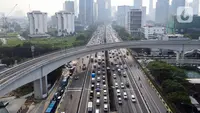 "Tadi kan sudah saya sampaikan, ini LRT yang pertama kali dikerjakan sehingga kalau ada koreksi akan kami perbaiki, tetapi jangan senang mencari-cari kesalahan karena kesalahan pasti ada karena baru pertama kali," ujar Jokowi usai menjajal LRT Jabodebek di Jakarta, Kamis (3/8/2023). (Liputan6.com/Herman Zakharia)