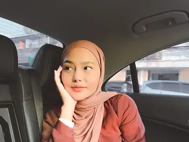 Selebgram Dara Arafah yang pernah ribut dengan Lucinta Luna sedang berduka. Pasalnya, brankas berisi aset berharga miliknya dicolong mantan pembantu berusia 52 tahun. Dara Arafah tak menjelaskan detail soal apa saja isi brankas. Yang jelas, pesohor dengan 2,8 jutaan pengikut ini menangis saat tahu aksi bekas pembantu terekam kamera pengawas. (Foto: Dok. Instagram @daraarafah)