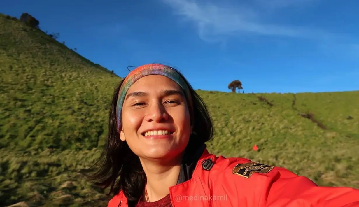 Medina Kamil, host kelahiran 6 April 1982 yang sangat suka dengan alam. Baginya, berpetualang di alam sudah menjadi passion. Salah satu hobi yang ia suka yakni hiking gunung. Gunung Merbabu pun pernah didaki oleh Medina Kamil.(Liputan6.com/IG/medinakamil)