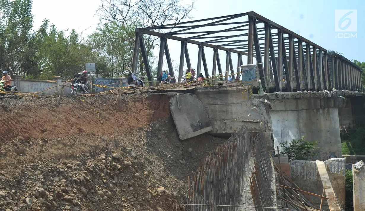 Suasana jalan longsornya tepian jembatan Cipamingkis Cibarusah, Kab Bekasi, Jawa Barat (15/7). Pengendara mobil terpaksa memutar arah lewat Kecamatan Jonggol sejauh lebih dari tujuh kilometer. (Merdeka.com/Arie Basuki)