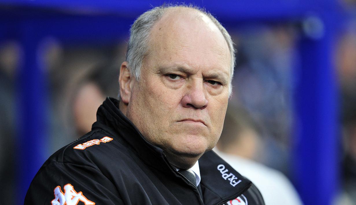 Martin Jol. Pelatih berusia 66 tahun yang kini menjabat sebagai direktur teknik ADO Den Haag sejak Juli 2020 ini pernah membesut dua klub di Liga Inggris. Tottenham Hotspur ditanganinya November 2004 hingga Oktober 2007. Sementara Fulham di awal musim 2011/2012 hingga Desember 2013. (AFP/Glyn Kirk)