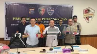 Tersangka penjual kartu perdana seluler teregister dengan data kependudukan orang lain dalam konferensi pers yang digelar Polda Riau. (Liputan6.com/M Syukur)