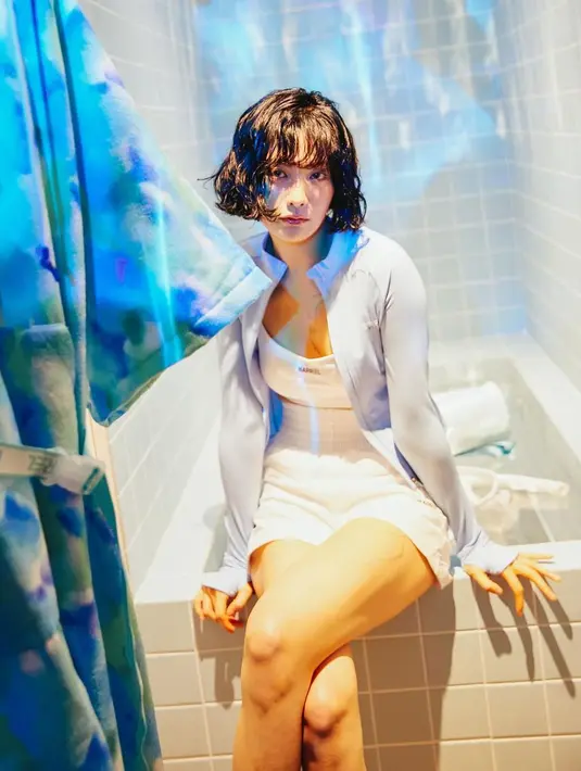 Nana yang selama ini lebih identik dengan rambut panjang yang indah bikin pangling dengan penampilan barunya. [Foto: Instagram/ getbarrel.official]