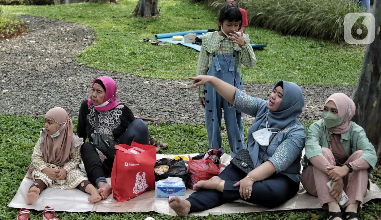 <p>Warga saat berkunjung ke Taman Tebet Eco Park, Tebet, Jakarta Selatan, Kamis (5/5/2022). Setelah resmi dibuka untuk umum usai direvitalisasi, Tebet Eco Park menjadi salah satu alternatif wisata bagi warga Jakarta untuk mengisi waktu libur Idul Fitri 1443 H bersama keluarga. (merdeka.com/Iqbal S. Nugroho)</p>