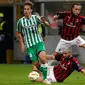 Pemain Real Betis, Sergio Canales (kiri) membawa bola melewati pemain AC Milan Fabio Borini dan Diego Laxalt saat bertanding dalam Grup F Liga Europa di Stadion San Siro, Milan, Italia, Kamis (25/10). AC Milan kalah 1-2. (AP Photo/Antonio Calanni)