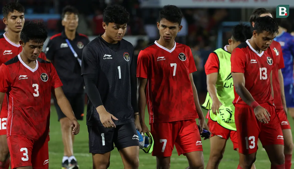 Timnas Indonesia U-23 tumbang di semifinal dari Thailand lewat laga perpanjangan waktu yang dramatis di stadion Thien Truong, Nam Dinh, Kamis (19/5/2022). Para skuat Garuda Muda tampak tidak dapat menutupi kekecewaannya usai laga. Berikut Ekspresi kekecewaan mereka. (Bola.com/Ikhwan Yanuar)