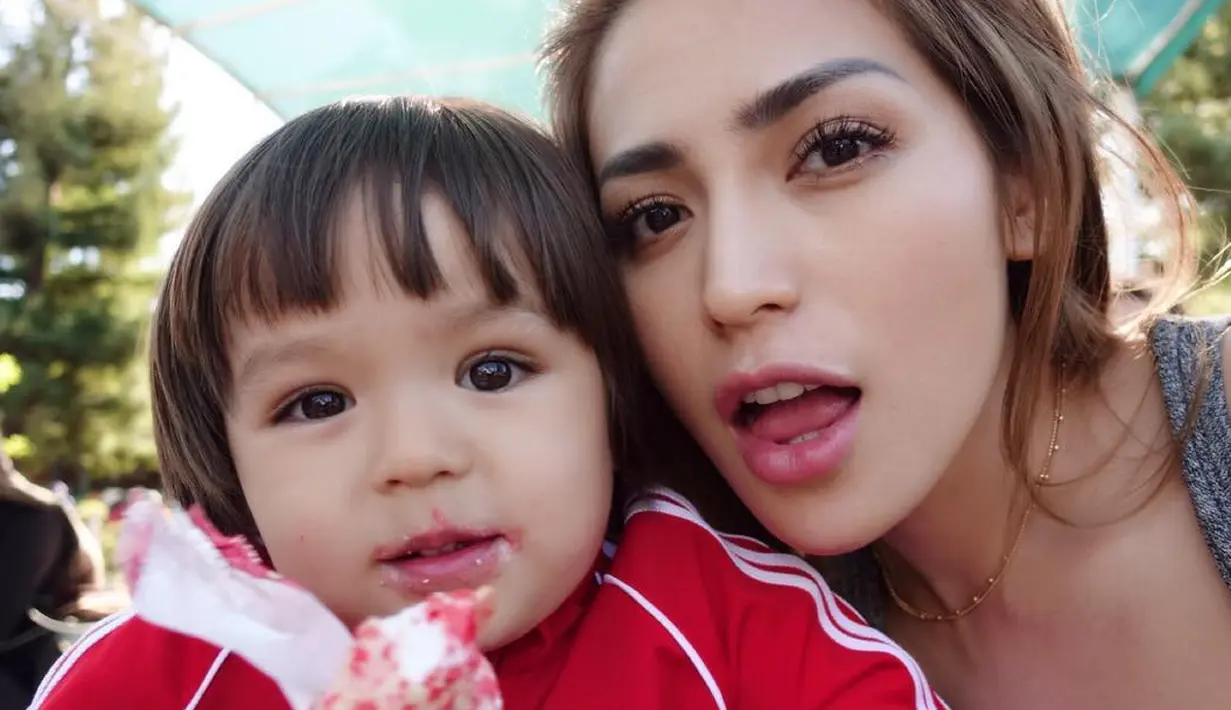 Baru beberapa hari berada di Amerika, Jedar pun tak hentinya membagikan momen bahagia bersama dua lelaki kesayangannya, Erick dan El Barack. Dan untuk yang satu ini, Jedar tengah menemani El yang sedang makan es krim. (Instagram/inijedar)