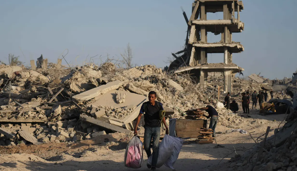 Kepulangan pengungsi ini terjadi beberapa jam setelah pemerintah Israel memberikan persetujuan akhir terhadap kesepakatan gencatan senjata yang diusulkan Presiden Amerika Serikat Donald Trump. (AP Photo/Abdel Kareem Hana)