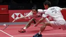 Pasangan ganda putra Jepang Hiroyuki Endo/Yuta Watanabe saat melawan Mohammad Ahsan/ Hendra Setiawan pada final BWF World Tour Finals 2019 di Tianhe Gymnasium, Guangzhou, China (15/12/2019). Ahsan/Hendra menang  24-22, 21-19.  (AP Photo/Andy Wong)