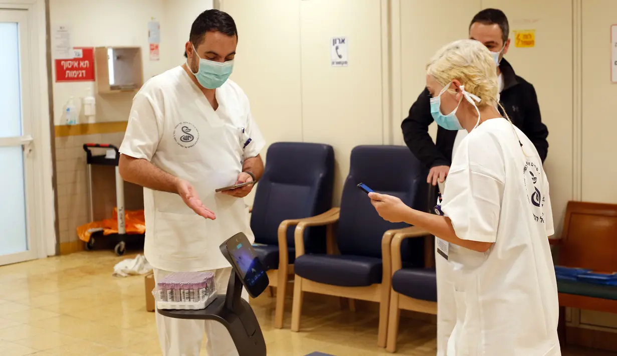 Para medis Israel menguji sebuah robot Temi di Sheba Medical Center dekat Tel Aviv, Israel, (12/5/2020). Robot Temi ini yang dikembangkan oleh sebuah perusahaan Israel. (Xinhua/Gil Cohen Magen)