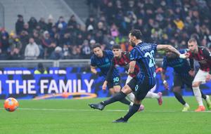 Pemain Inter Milan, Hakan Calhanoglu, melepaskan tendangan penalti saat melawan AC Milan pada laga Italia di Stadion Giuseppe Meazza, Senin (2411/2025). (AP Photo/Antonio Calanni)