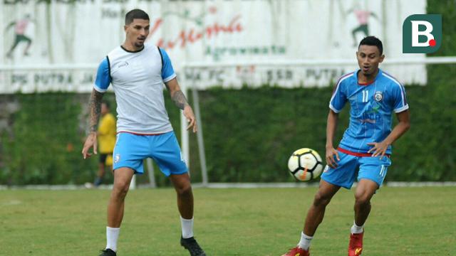 Arthur Cunha dan Rivaldi Bawuo (Arema FC)